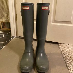 Women’s size 9 green knee tall Hunter boots